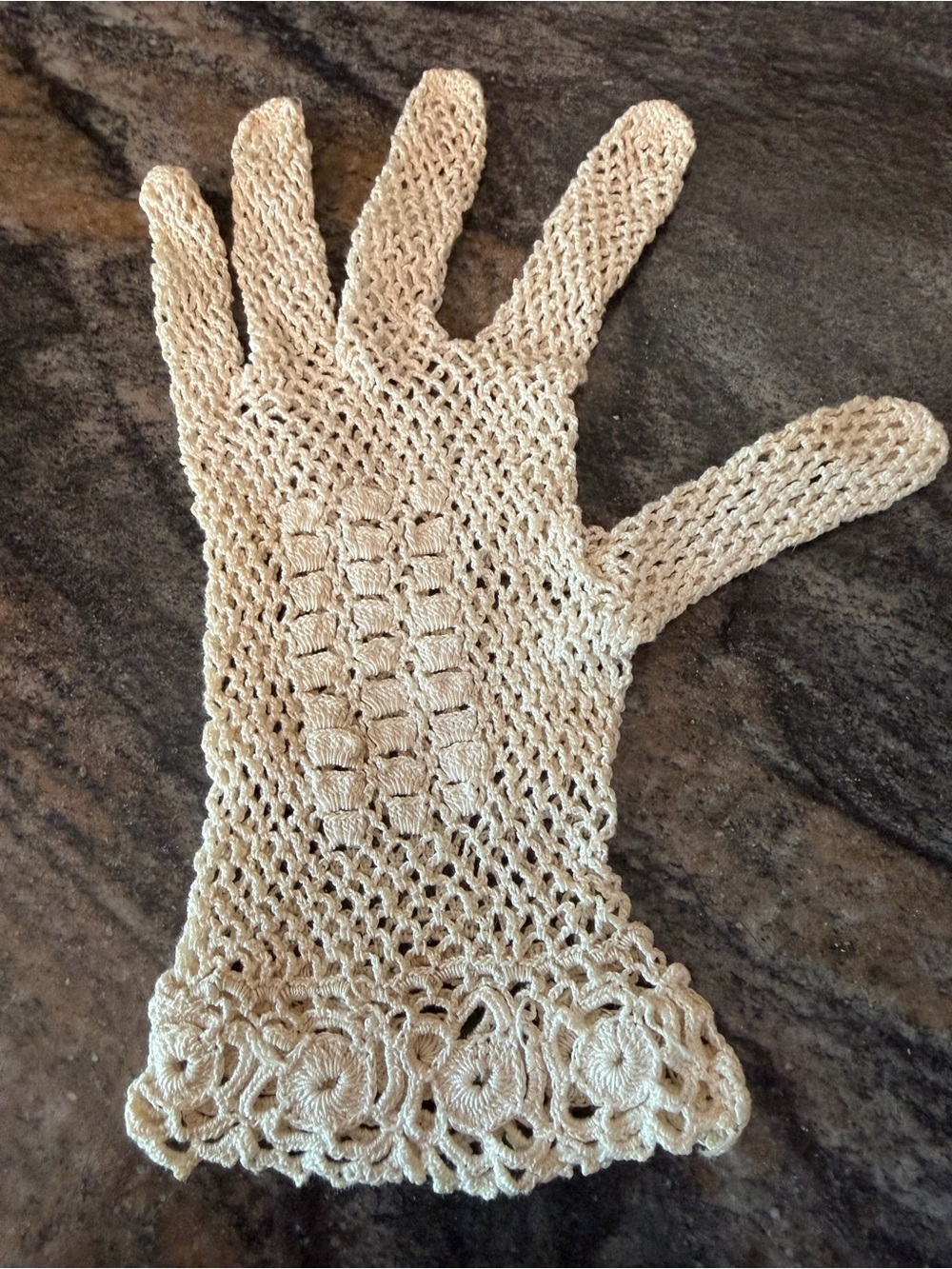 Hand-Crocheted Lace Gloves in Cream — Elegant Women's Accessory VINTAGE - Picture 2 of 8